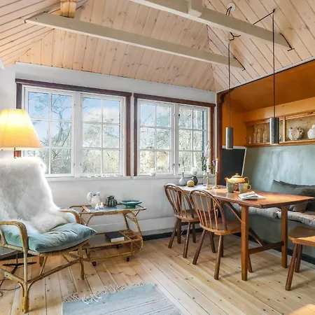 Gorgeous Home In Aakirkeby With Wifi Feriehus *