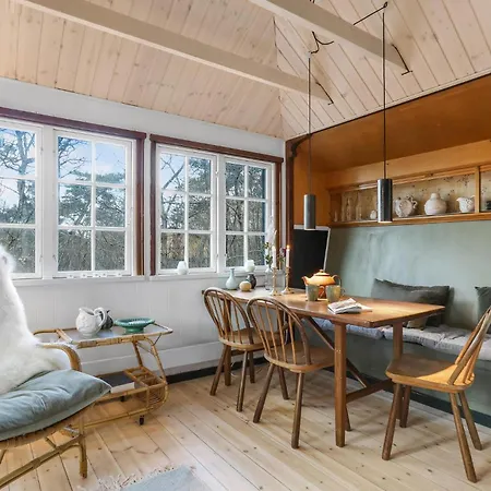 Gorgeous Home In Aakirkeby With Wifi Feriehus